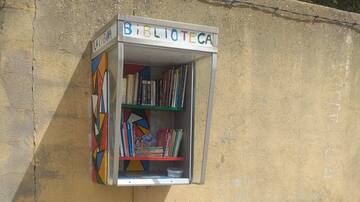 La biblioteca más pequeña de Cuenca está en una vieja cabina de teléfonos