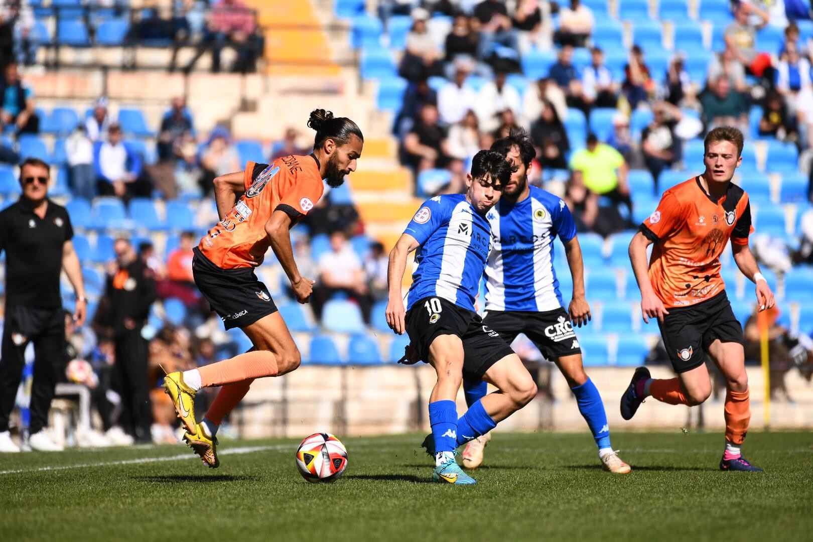 Nico y Candelas, frente a la Penya Independent, en el Rico Pérez
