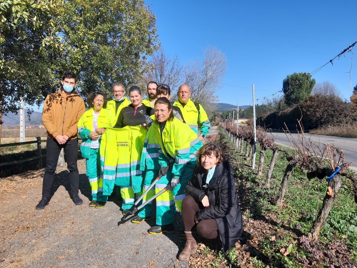 Participantes en el programa mixto de formaci�n y empleo �Jardines Ribera del C�a�, puesto en marcha por el Ayuntamiento de Cacabelos