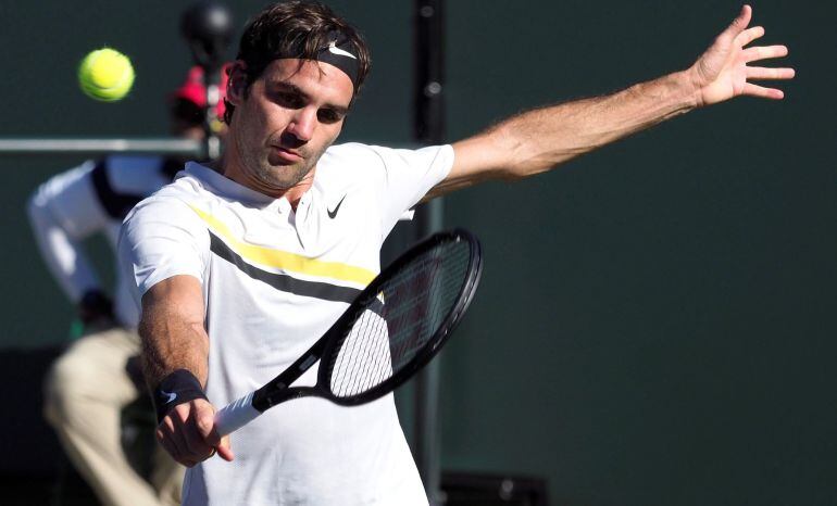 Roger federer devuelve la bola al argentino Federico Delbonis durante el partido que enfrentó a ambos en el torneo de Indian Wells (Estados Unidos).