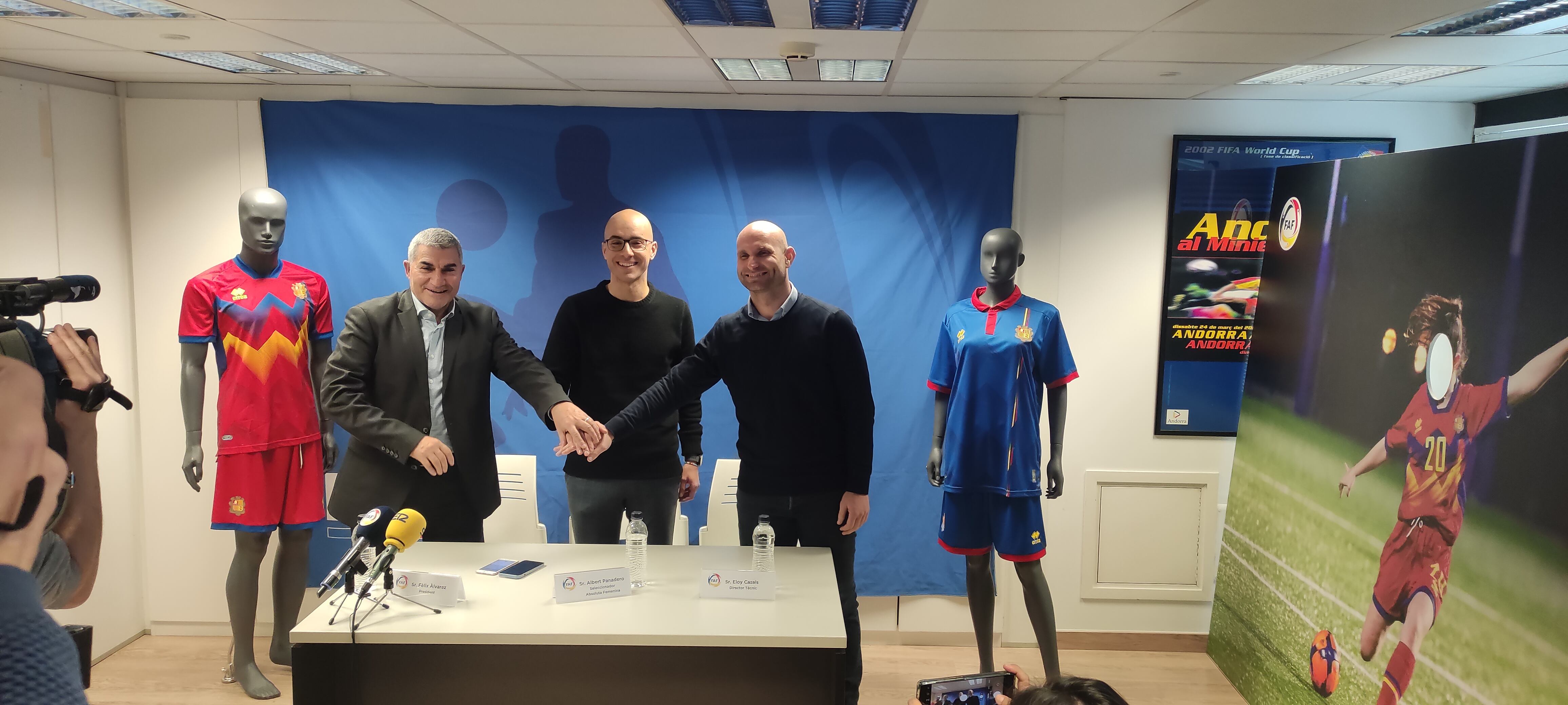 Presentació oficial del nou seleccionador femení, Albert Panadero (c).