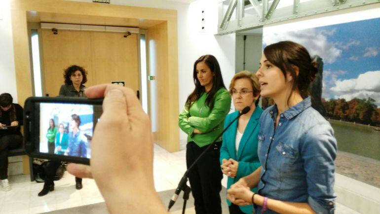 Rita Maestre (Ahora Madrid), Purificación Causapié (PSOE) y Begoña Villacís (Ciudadanos) durante la rueda de prensa