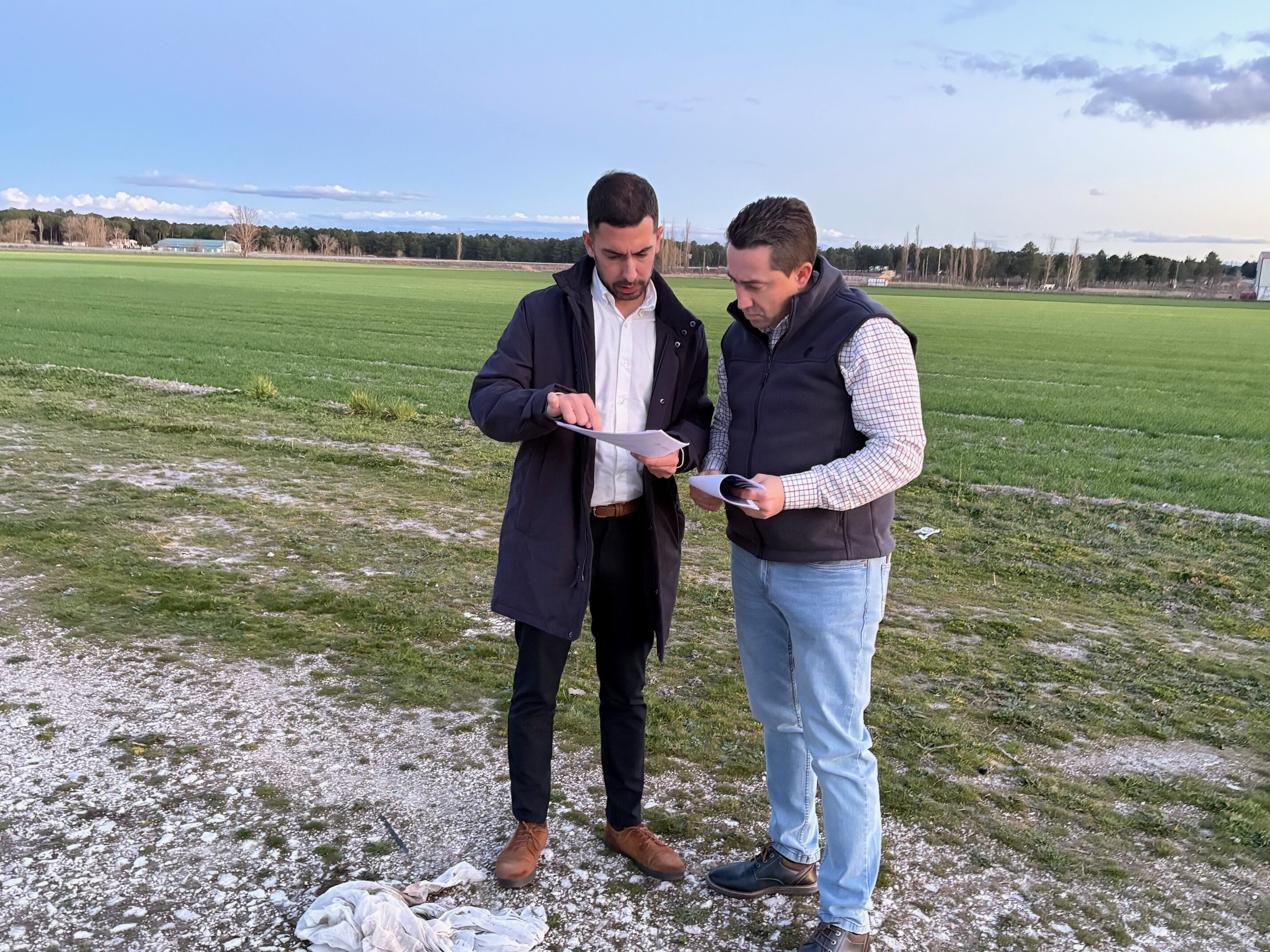 Los concejales del PP, Daniel Martín y Jesús Salamanca en la zona de La Serna que plantean desarrollar en Cuéllar