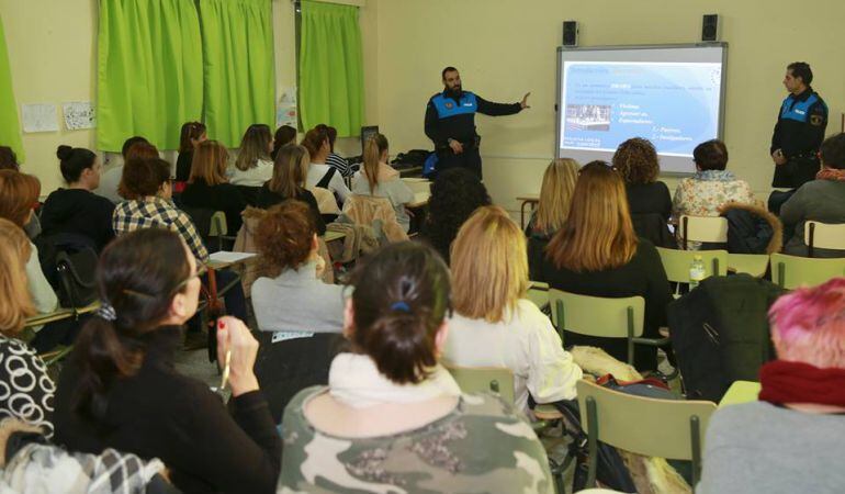 40 monitoras han asistido a la primera de las charlas impartidas por la Policía Local leganense