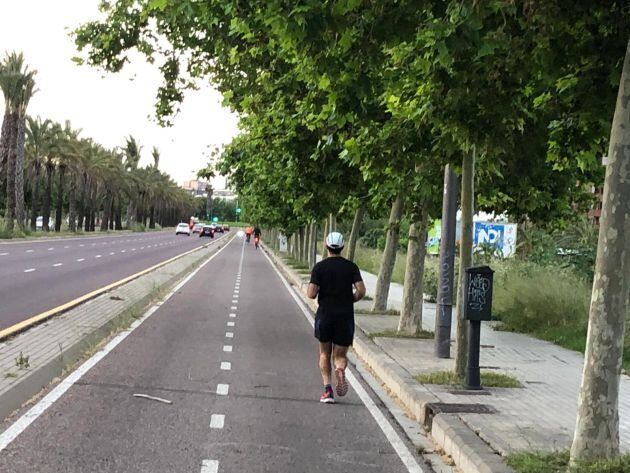 Personas salen a correr por la Ronda Norte de València el primer día del establecimiento de horarios para poder salir a la calle tras casi 50 días de confinamiento