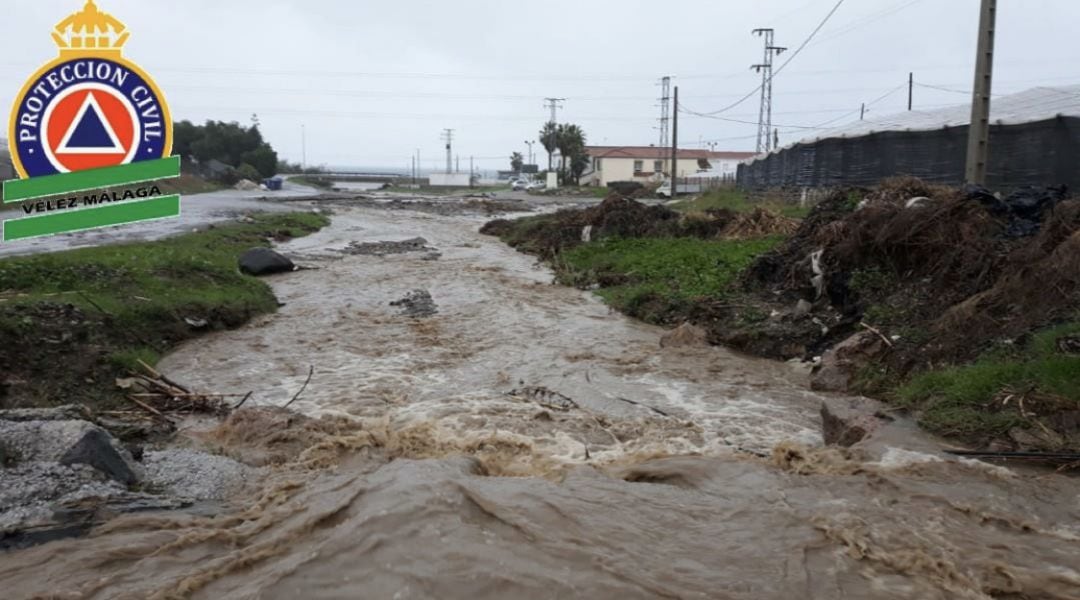 Importante caudel de agua que soportaban los arroyos en Vélez-Málaga