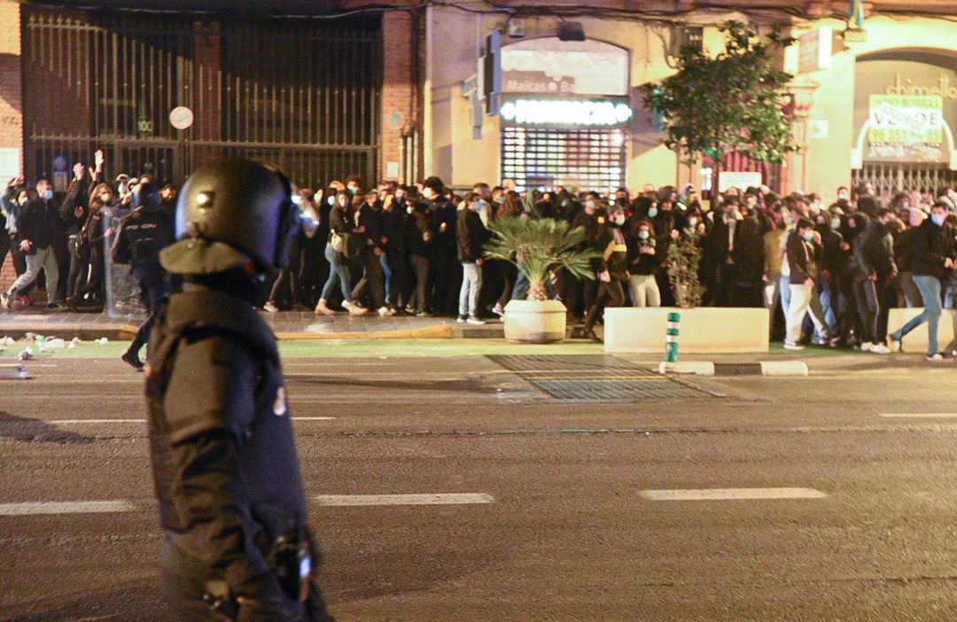 Varios agentes de la Policía Nacional contra los manifestantes durante una manifestación contra el encarcelamiento del rapero y poeta Pablo Hasel, en Plaza San Agustí, en Valencia, 