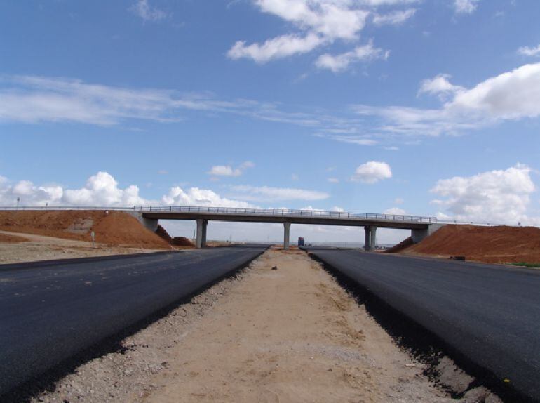 Autopista Madrid-Toledo durante su construcción.