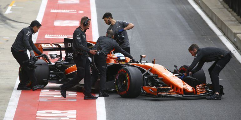 Fernando Alonso, durante la segunda sesión de entrenamientos en Silverstone.