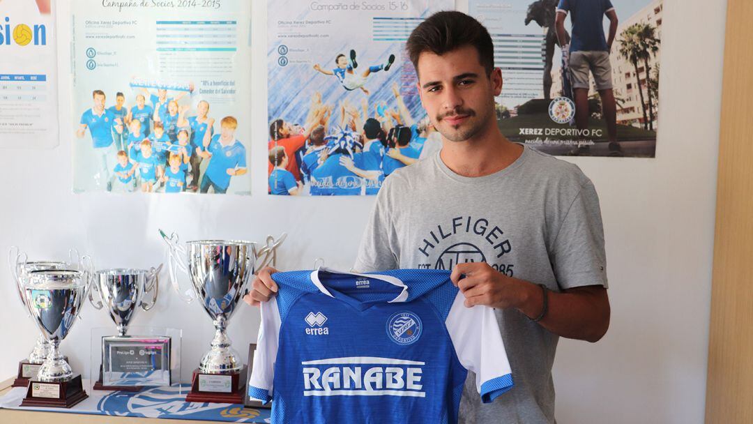 Curro Rivelott posando con la camiseta del Xerez DFC 