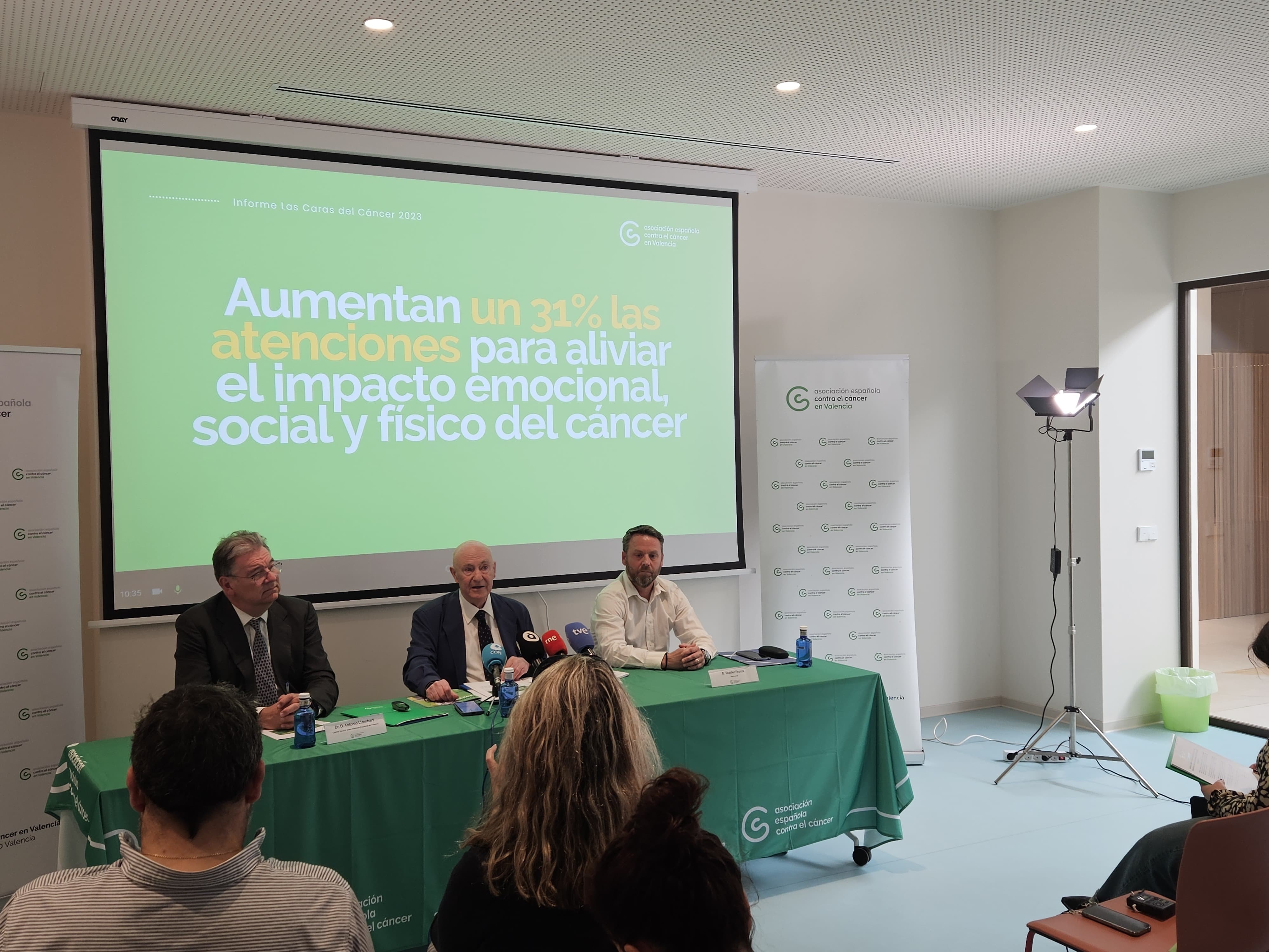 Tomás Trenor, presidente de Contra El Cancer Valencia, Toader Frunza, paciente de cáncer de colon, y el doctor Antonio Llombart, miembro del Comite Técnico de Contra El Cáncer Valencia