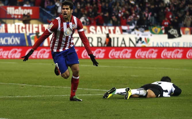 El jugador rojiblanco celebra uno de sus goles en el partido ante el Valencia que su equipo ha ganado en el Calderón.