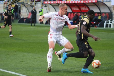 Obolskii, destacado, pelea un balón con Fomeyem