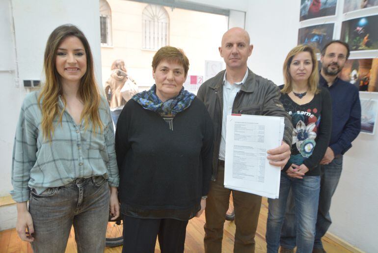 Representantes del Ayuntamiento de Atarfe(Granada) junto a cargos de Podemos