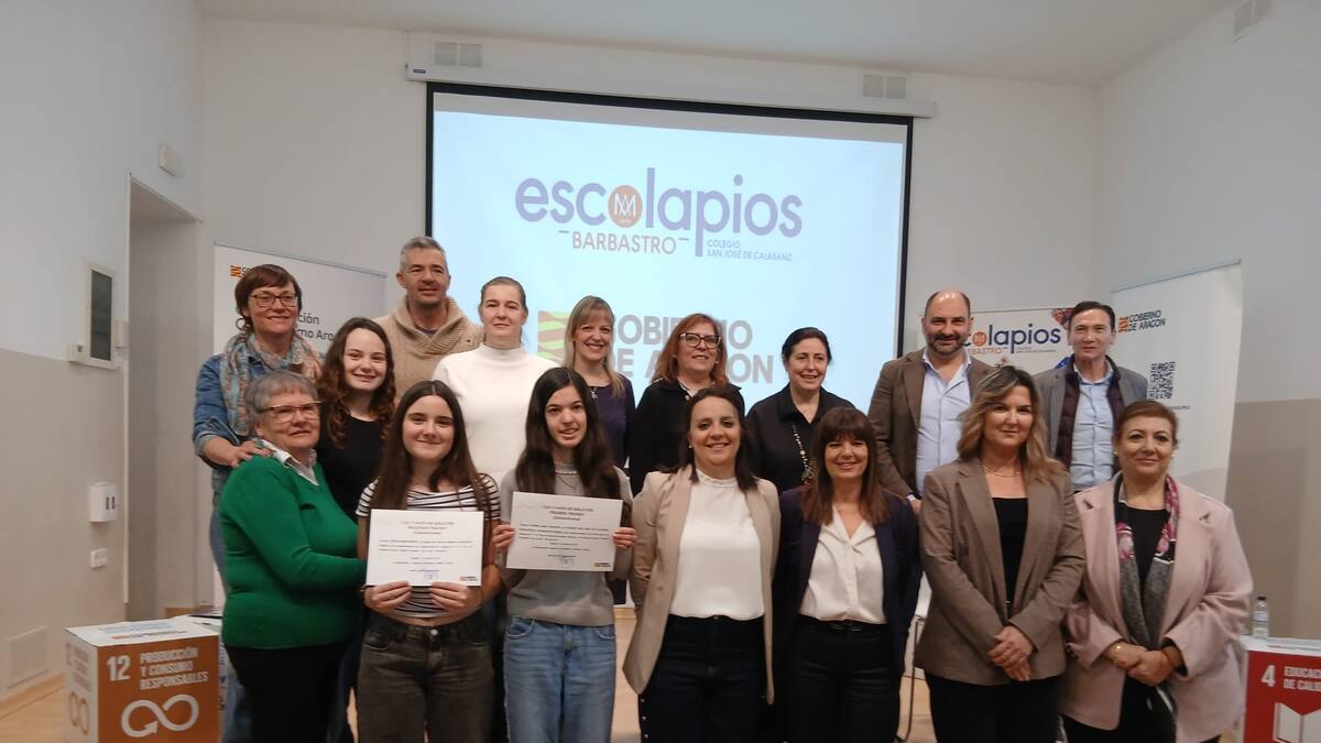 Dos alumnas del colegio Escolapios de Barbastro ganadoras del certamen relatos "Consumir en Igualdad"