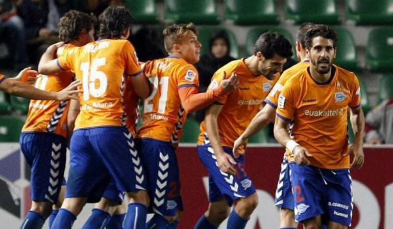 Los jugadores del Alavés celebran el gol de Raúl García.