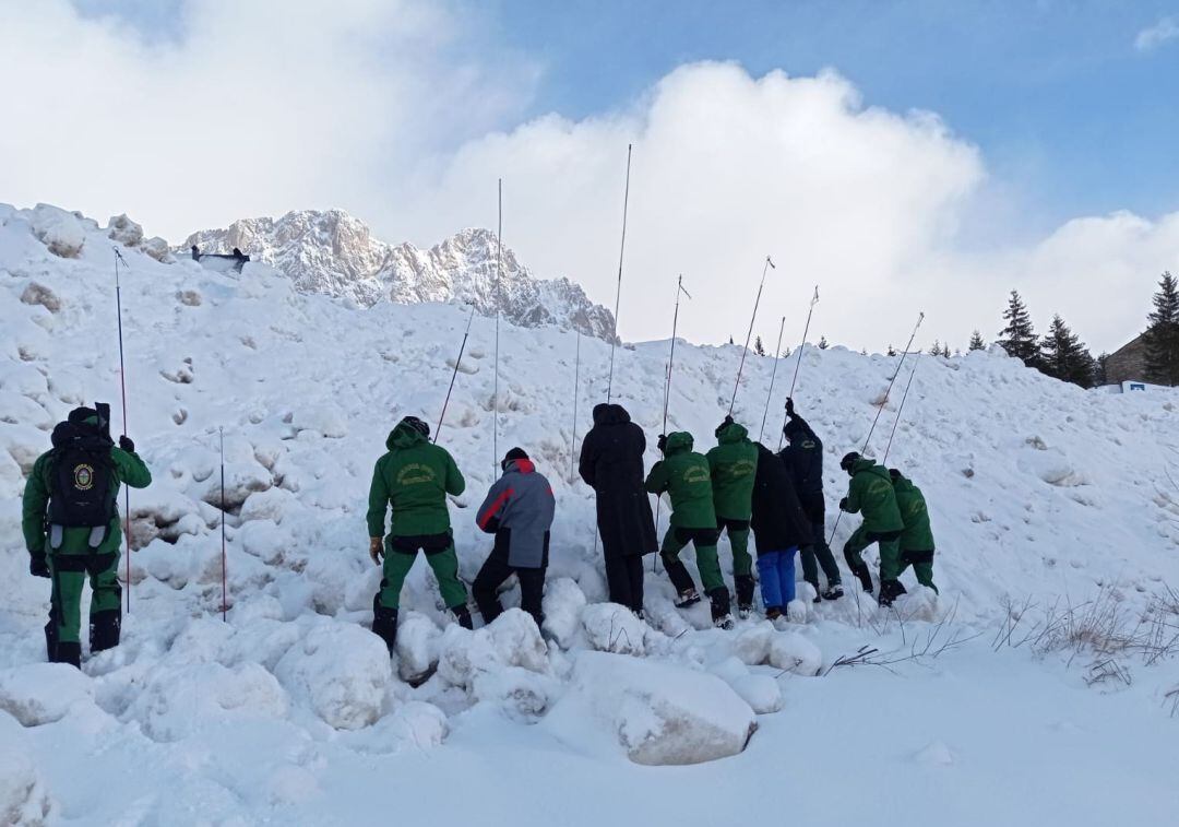 La Guardia Civil en la búsqueda del joven desaparecido en Formigal este fin de semana. 