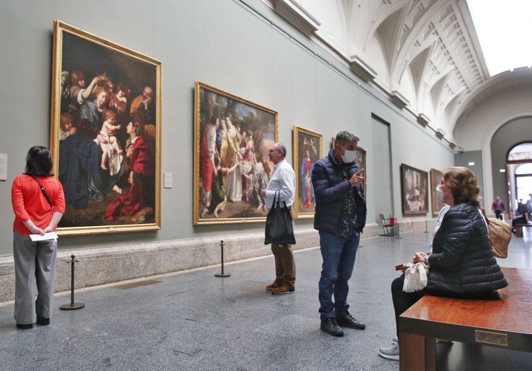 Dos personas con mascarillas en la Galería Central del Prado el mismo día en el que el Museo toma medidas frente al coronavirus, pero no cierra. Entre ellas el control del aforo en horario de gratuidad (500 personas como máximo), el establecimiento de un número máximo de visitas en las salas de las Meninas, el Bosco y las Pinturas Negras de Goya y la suspensión de las actividades en el auditorio, en Madrid (España) a 11 de marzo de 2020. 