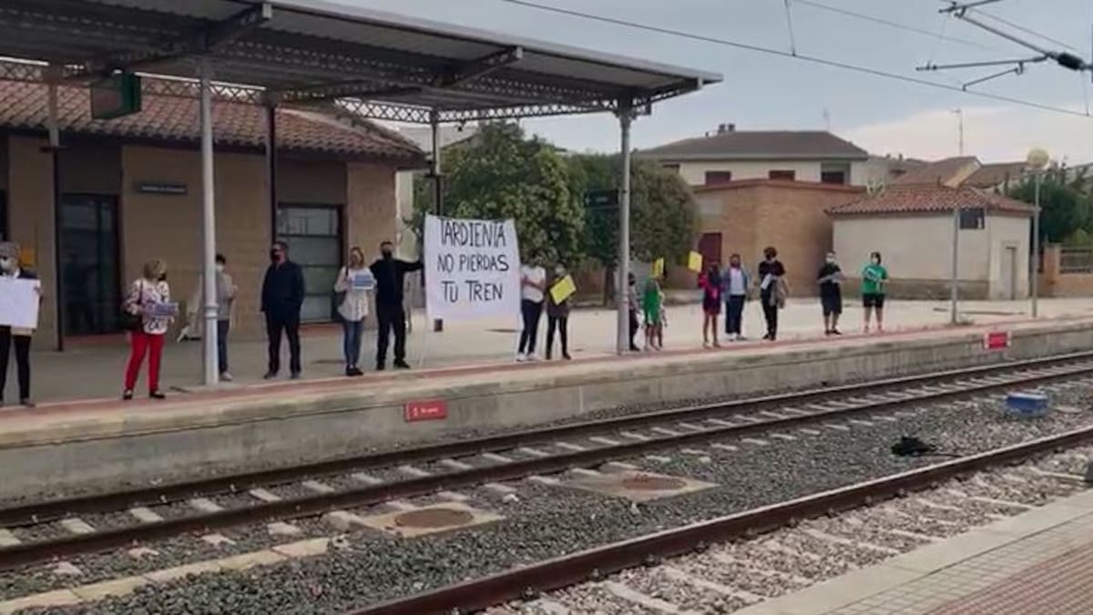 "Cambiar el tren por un autobús no es la solución, hay que poner tren de vuelta"