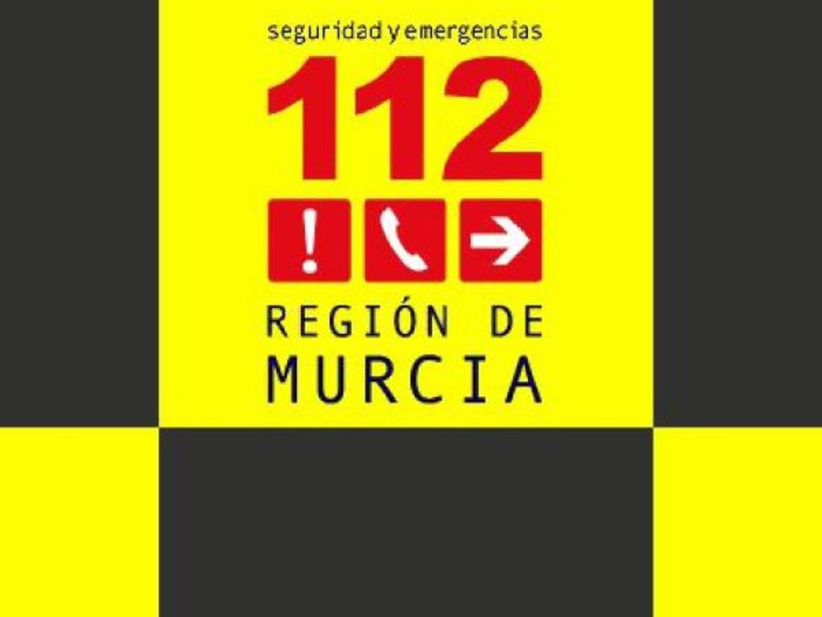 Trasladan a la Arrixaca a un hombre al sufrir inhalación de humo en el incendio de un vehículo en Murcia