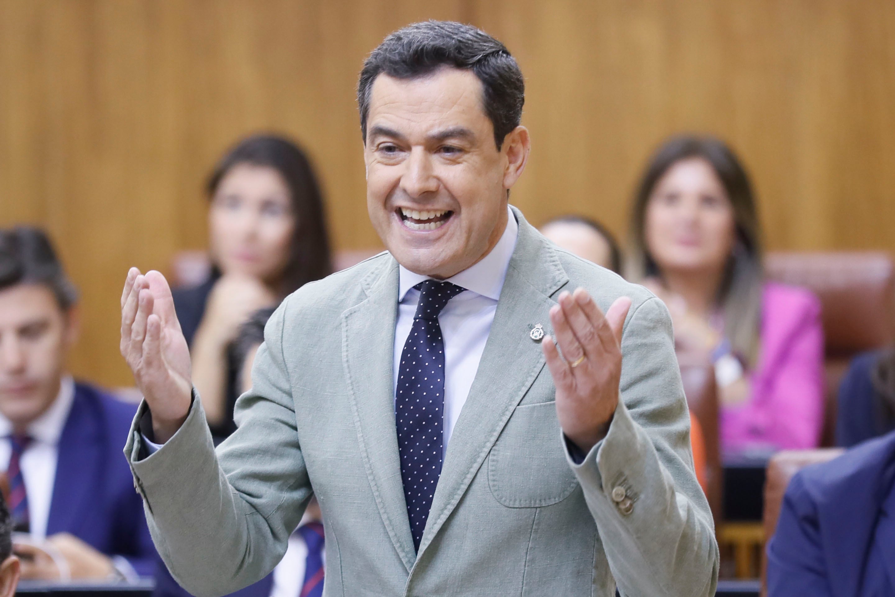 El presidente de la Junta, Juanma Moreno, durante su intervención este jueves en la sesión de control al Ejecutivo autonómico en el pleno del Parlamento andaluz en Sevilla.