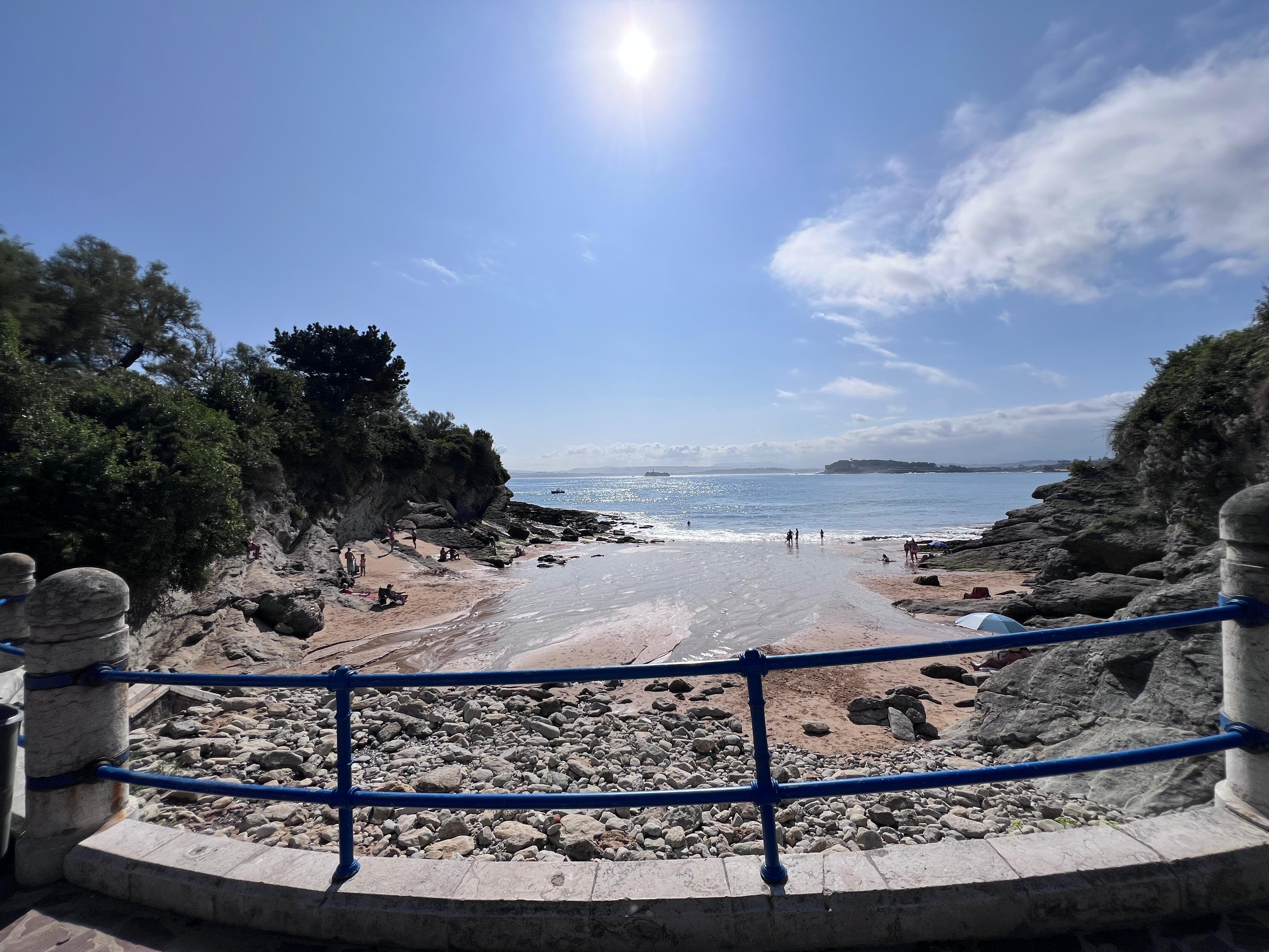 Playa de Los Molinuco esta misma mañana tras haberse limpiado el vértido con la marea