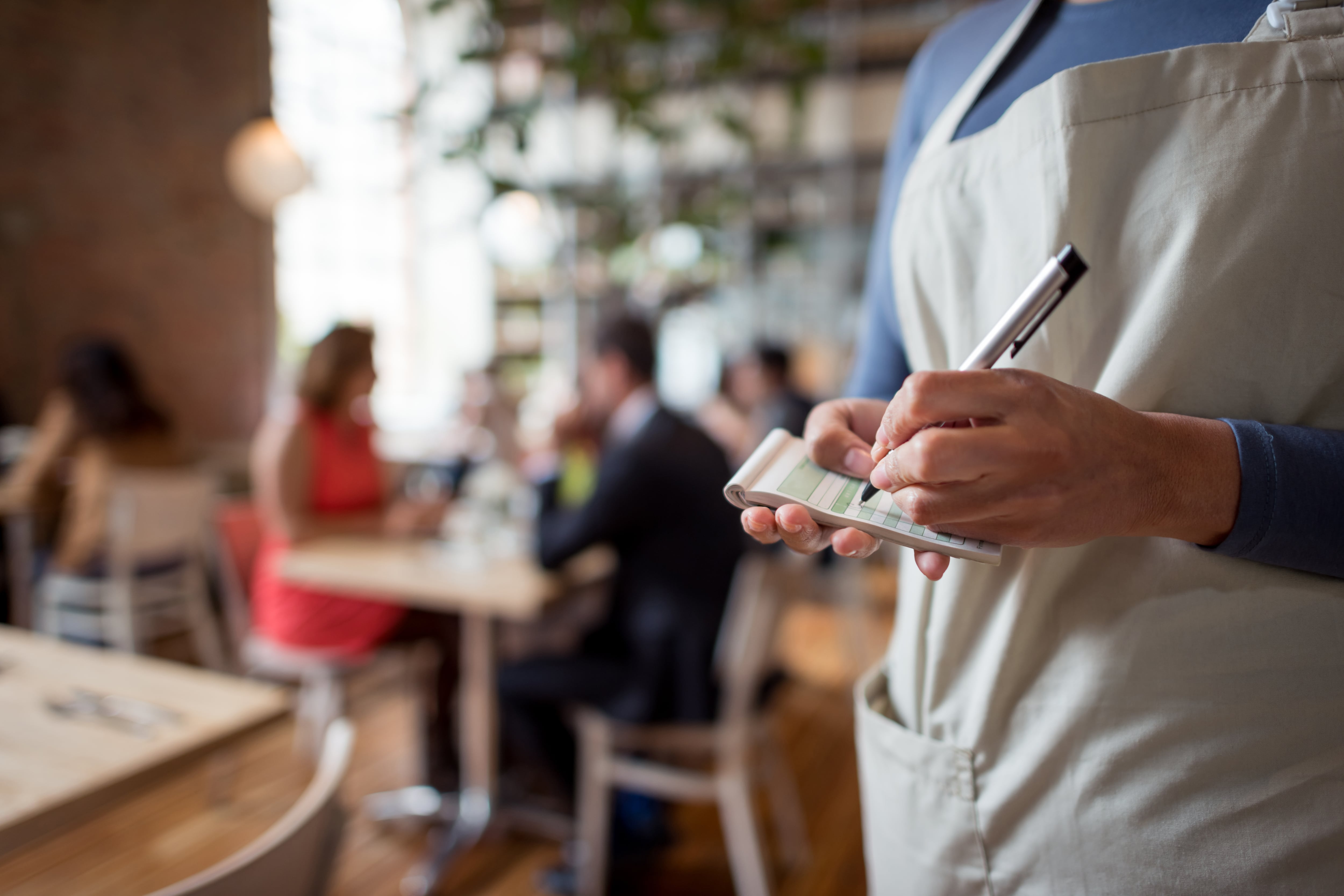Camarero en un restaurante (archivo)