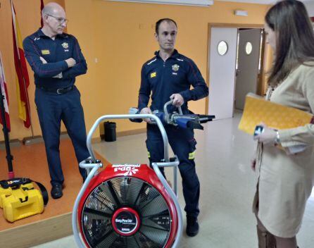 El jefe de bomberos, Miguel Angel Extremo (centro) con el subjefe, Julio Estébanez y la concejala de seguridad, Gema Conde