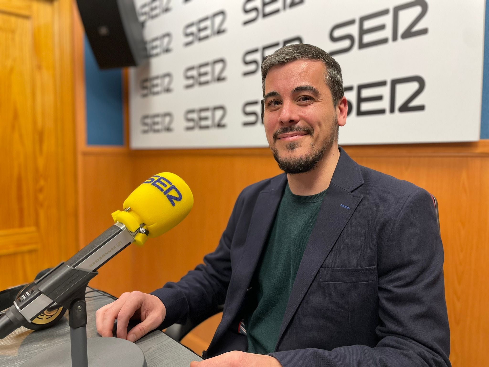 Imagen del candidato de Unidas Podemos a la presidencia del gobierno regional, José Luis García Gascón, en los estudios de la Cadena SER