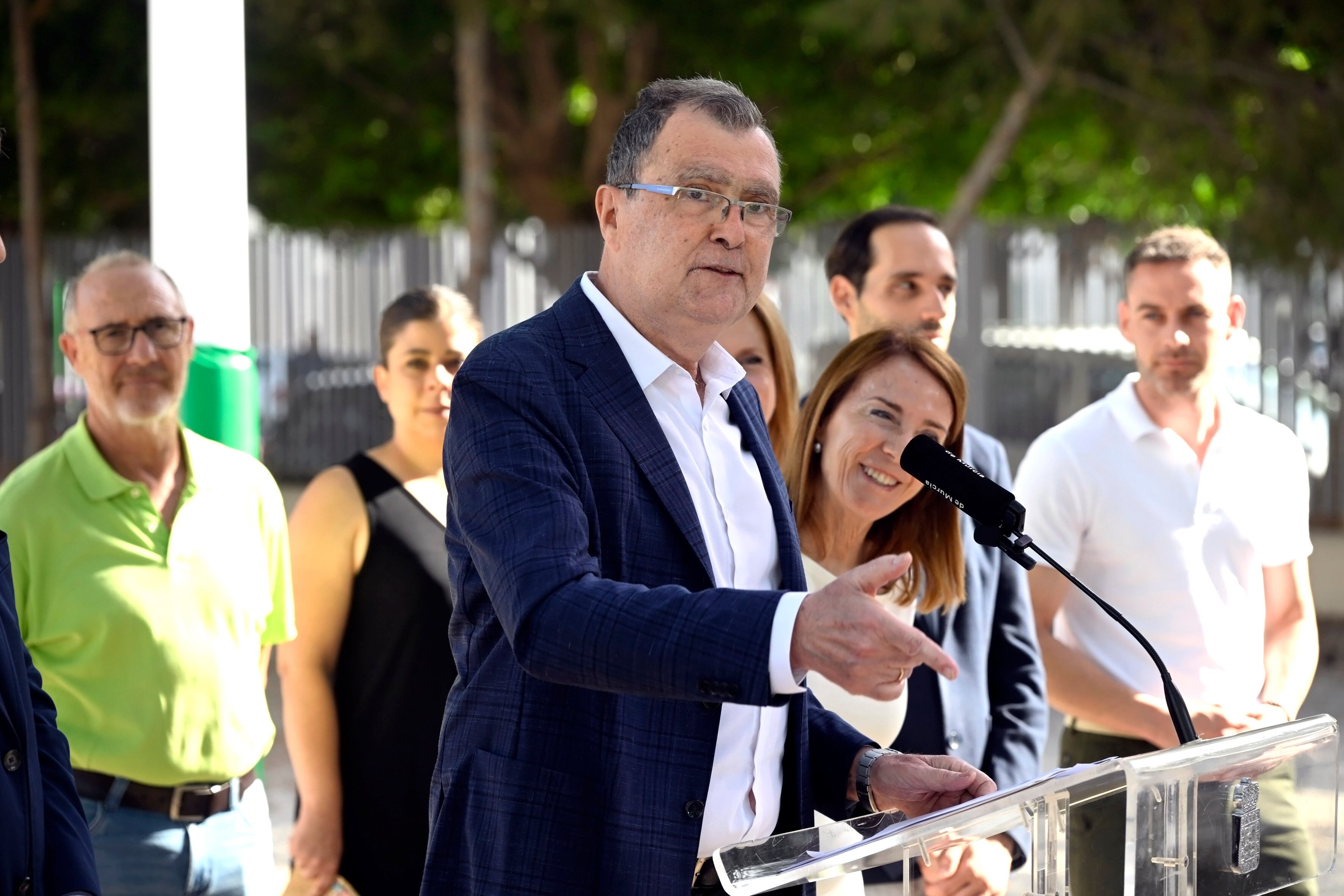 El alcalde de Murcia, José Ballesta, en la presentación del nuevo toldo del colegio CEIP Nuestra Señora de Belén.