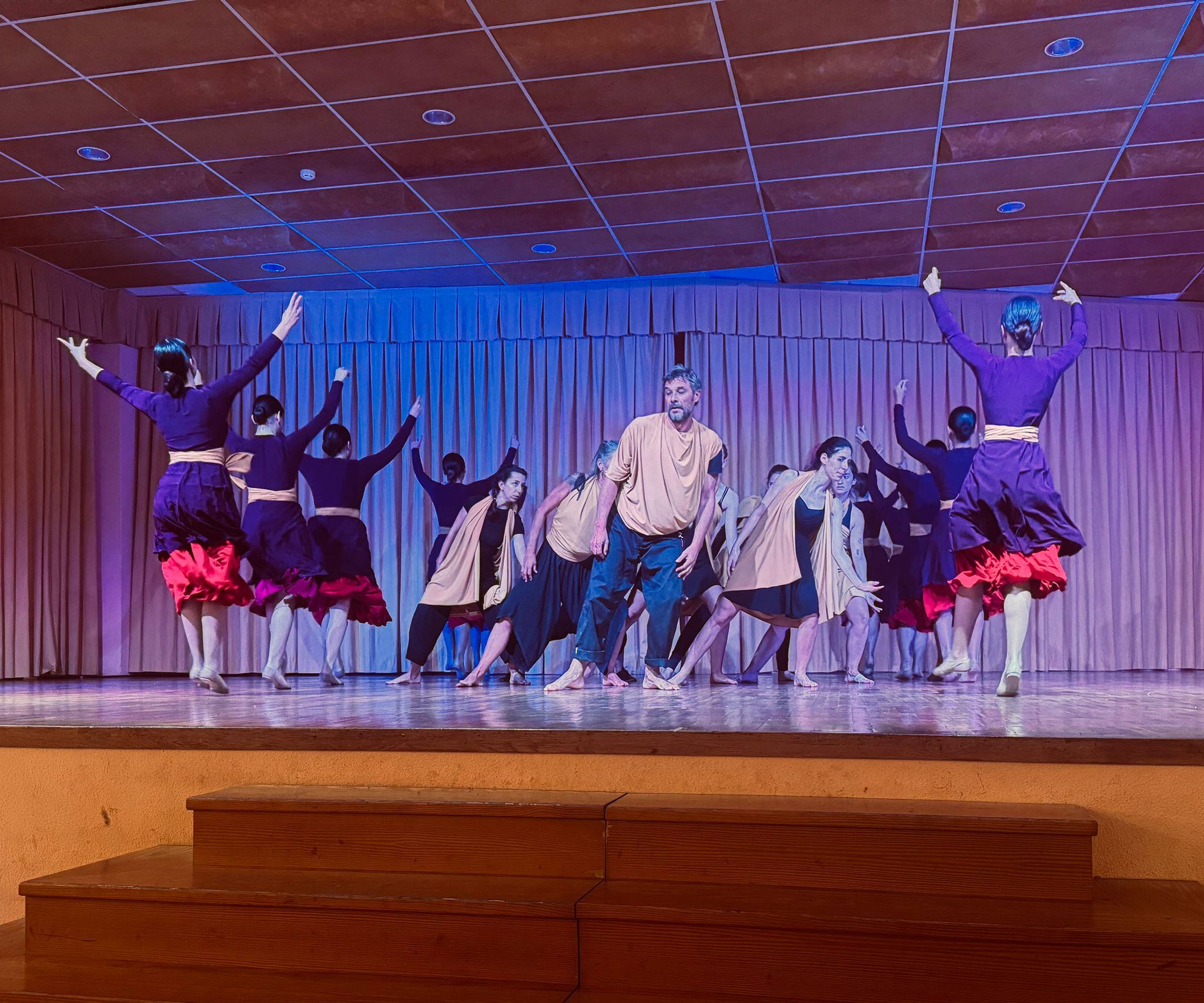 El alumnado de danza del Centre Municipal de les Arts de Burriana baila contra el cáncer