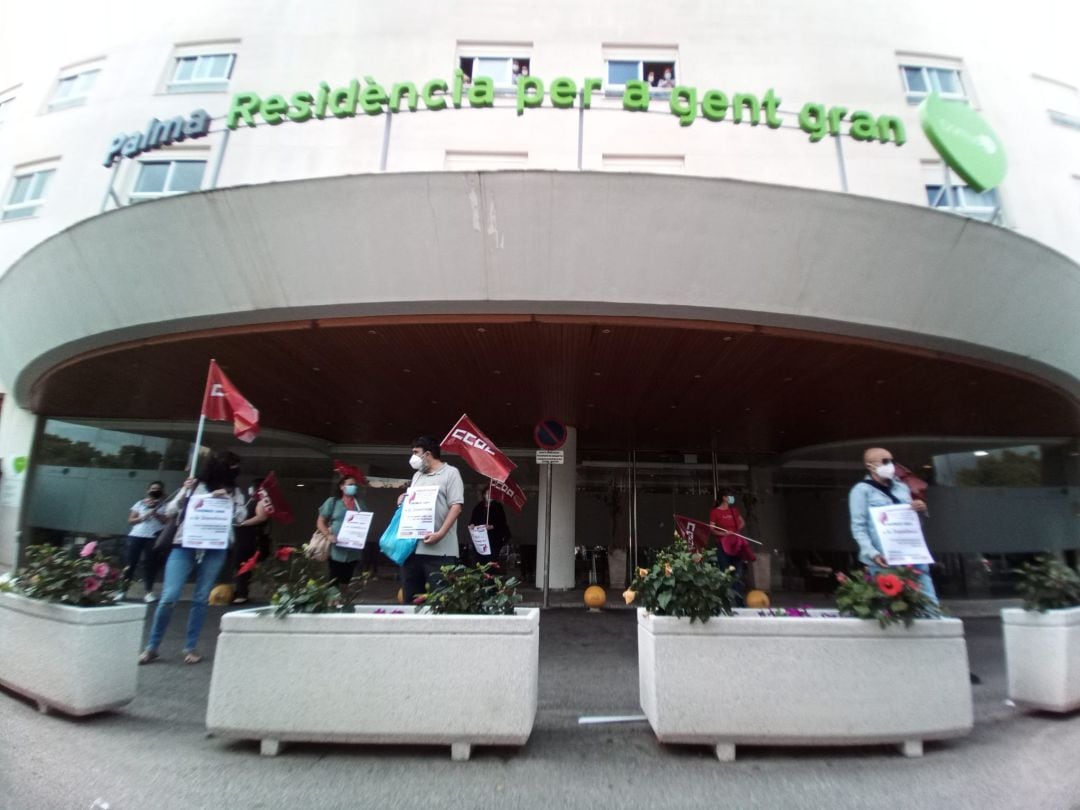 Protesta este jueves frente a las puertas de la residencia Domus Vi.