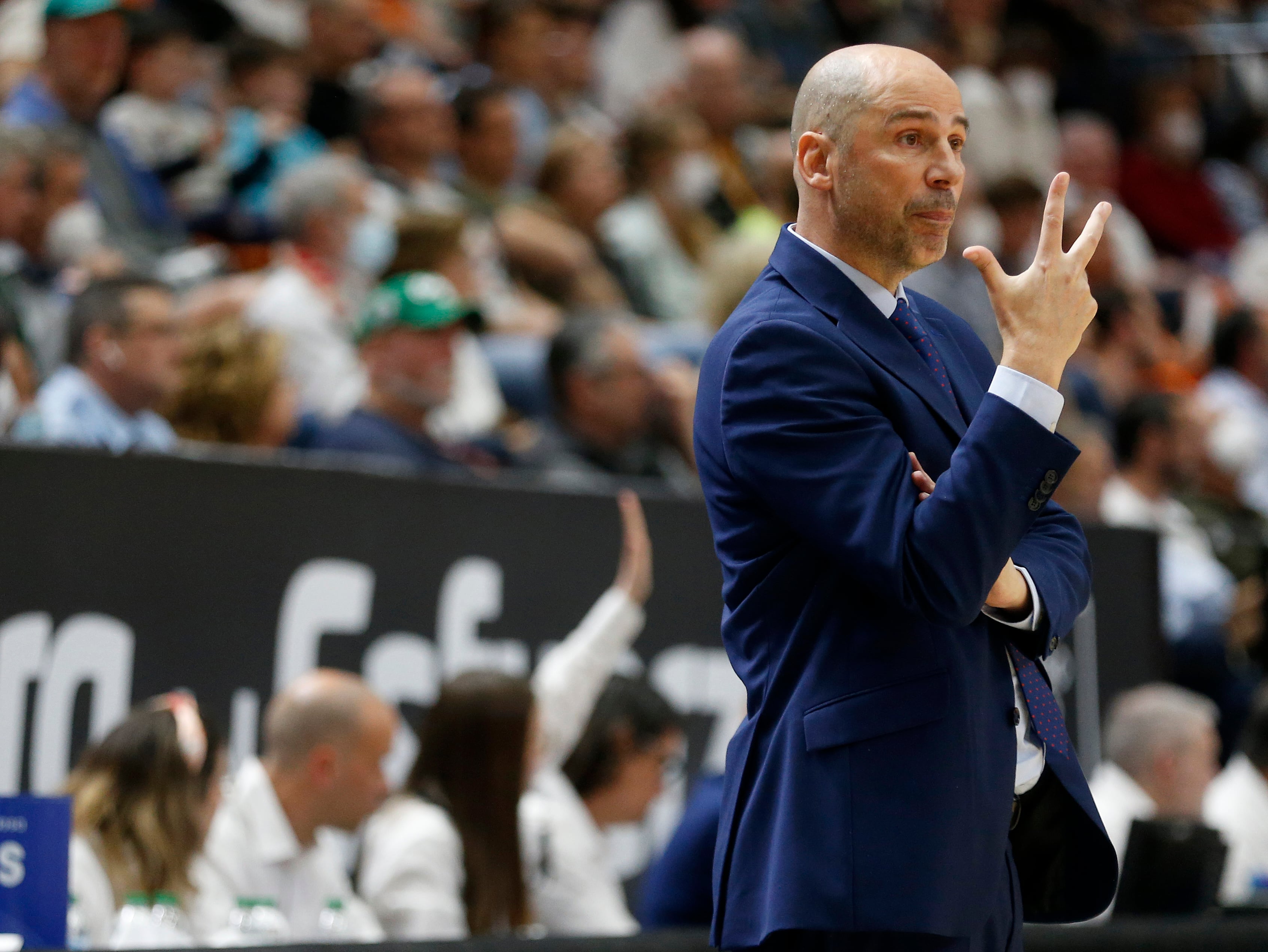 VALENCIA, 30/04/2022.- El entrenador del Valencia, Joan Peñarroya da instrucciones a sus jugadores, durante el partido de baloncesto correspondiente a la Jornada 31 de la Liga Endesa disputado en el pabellón de la Fuente de San Luis entre Valencia Basket y Morabanc Andorra. EFE/Miguel Ángel Polo
