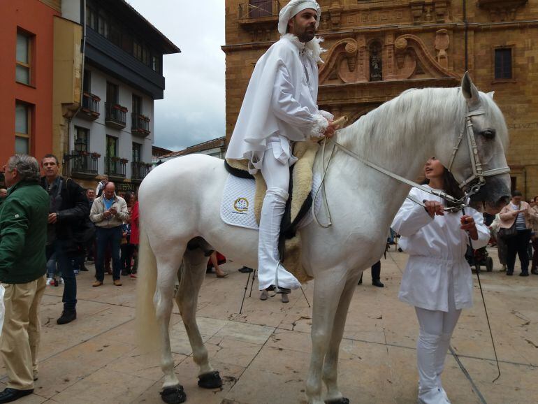 El heraldo de La Balesquida durante el anuncio de la fiesta del año pasado.