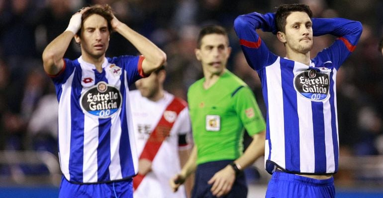 Los centrocampistas del Deportivo Pedro Mosquera y Luis Alberto se lamentan de una ocasión perdida, durante el encuentro frente al Rayo Vallecano correspondiente a la vigesimosegunda jornada de la Liga BBVA, disputado hoy en el estadio de Riazor. 