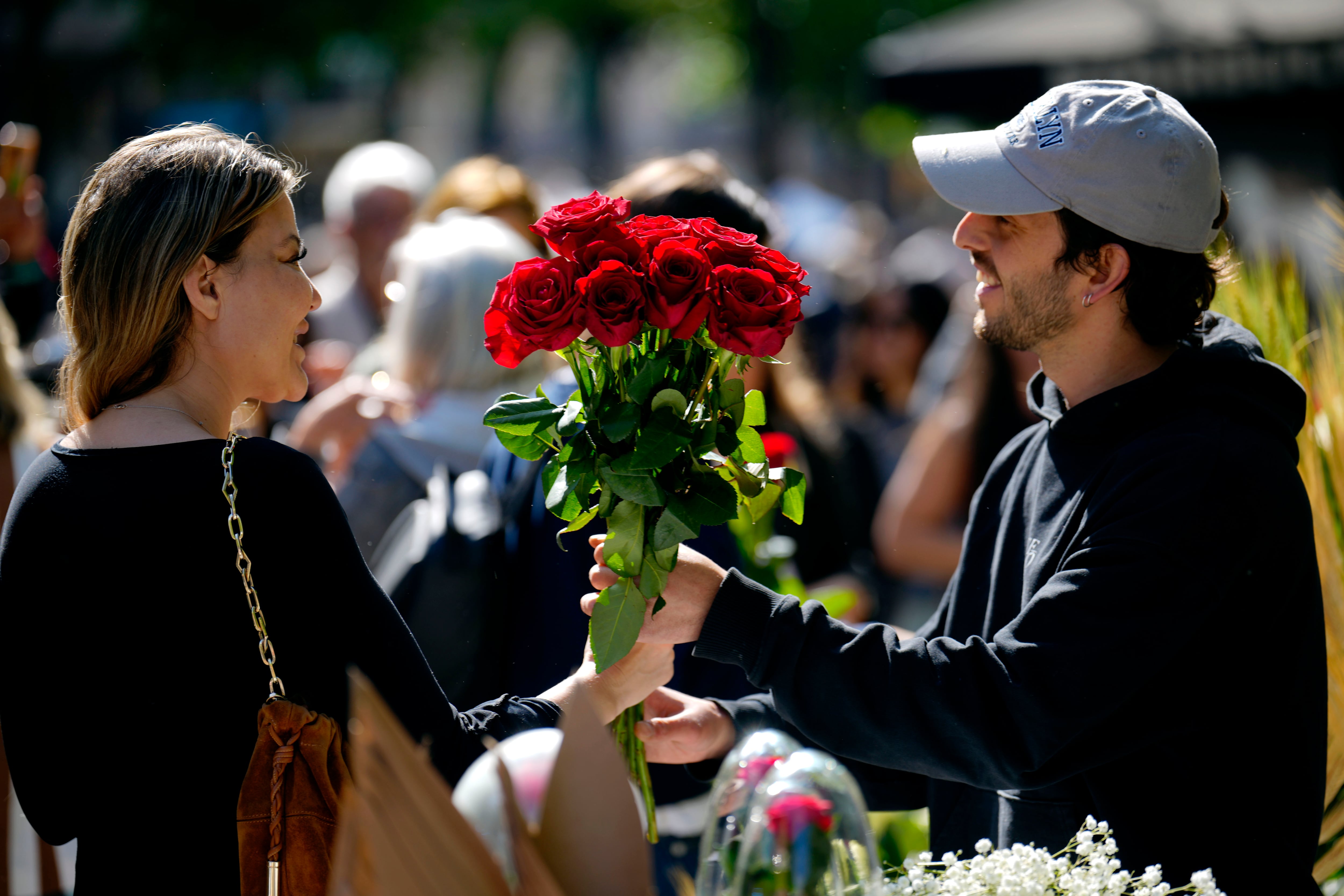 Una parella intercanviant roses