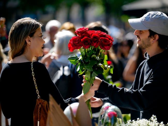 Una parella intercanviant roses