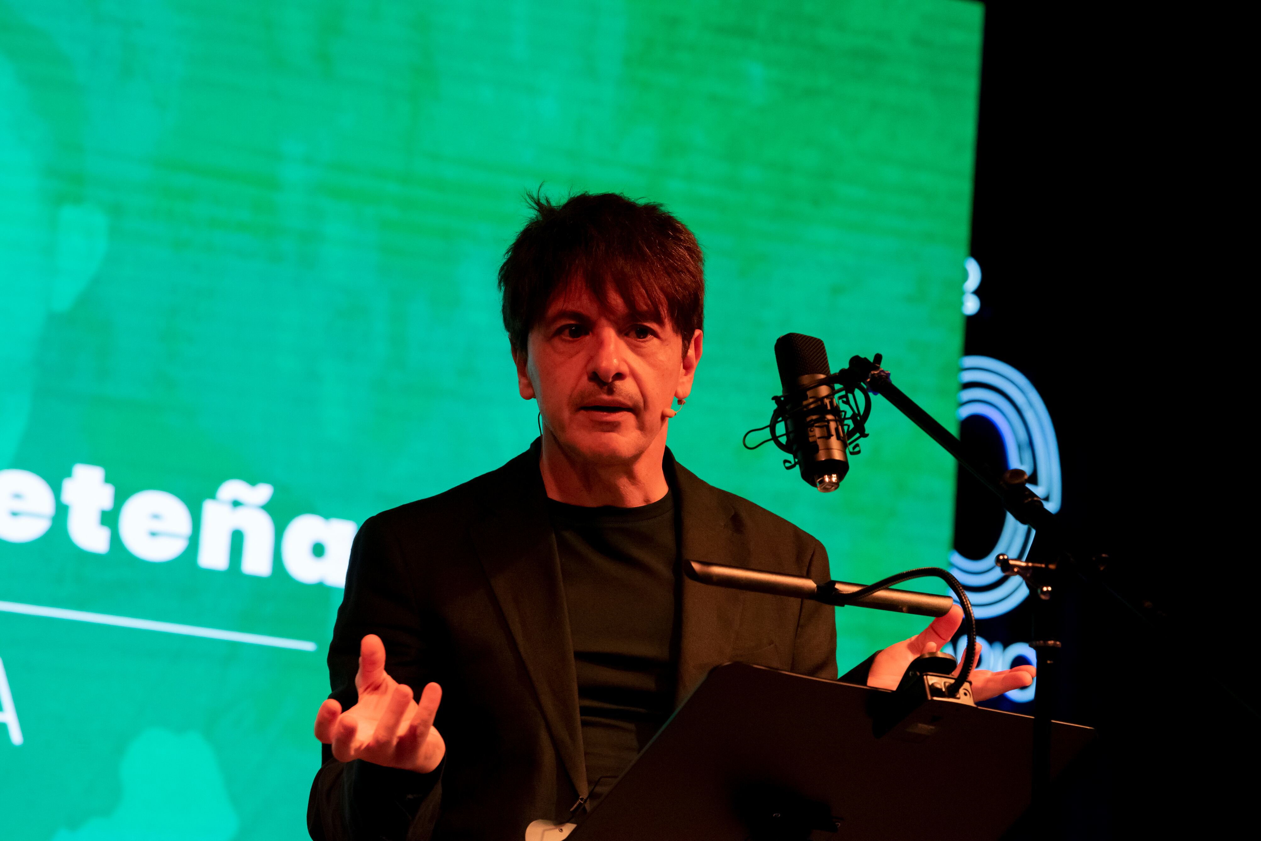 El presentador de la gala, Juan Carlos Ortega, recreando una radionovela.