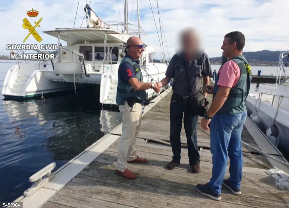 Imagen de la Guardia Civil tras recuperar el catamarán en el Puerto Deportivo de Baiona