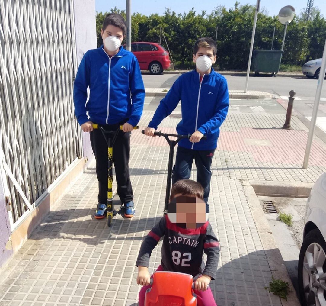 Tres hermanos salen a la calle tras 42 días de confinamiento 