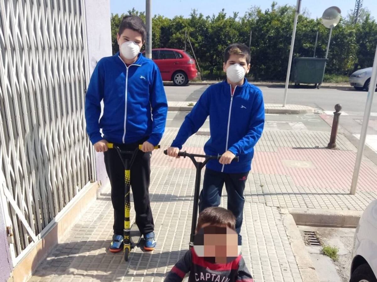 Alegría, miedo y dudas sobre si los niños pueden pasear por la playa