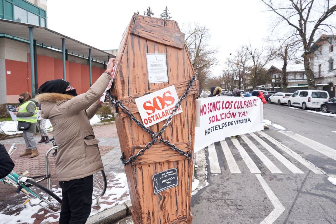 Hosteleros durante la manifestación este lunes frente a la sede de Lehendakaritza 