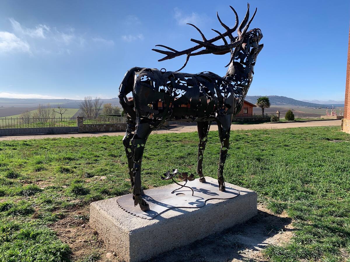 Almarail conmemora el décimo aniversario de su museo al aire libre incorporando una escultura de Justo Herrero, “Lejuss"