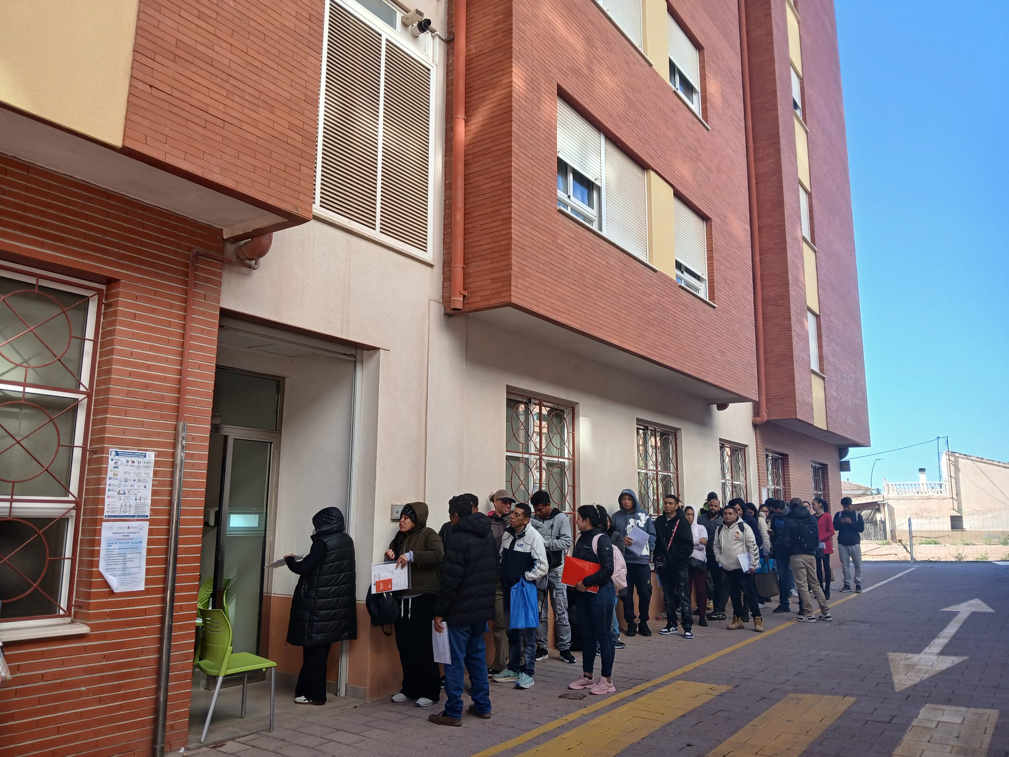 Extranjeros hacen cola en Servicios Sociales de Lorca