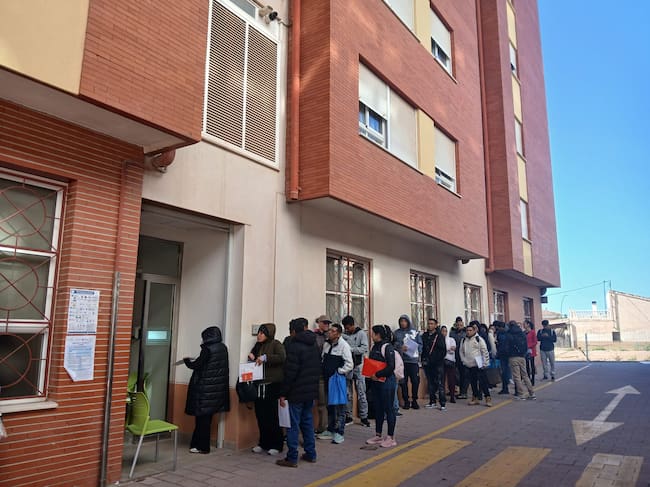 Extranjeros hacen cola en Servicios Sociales de Lorca