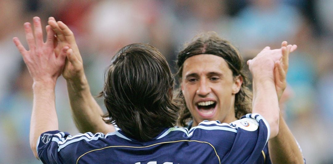 Hernán Crespo y Leo Messi festejan un gol de Argentina en el Mundial de 2006