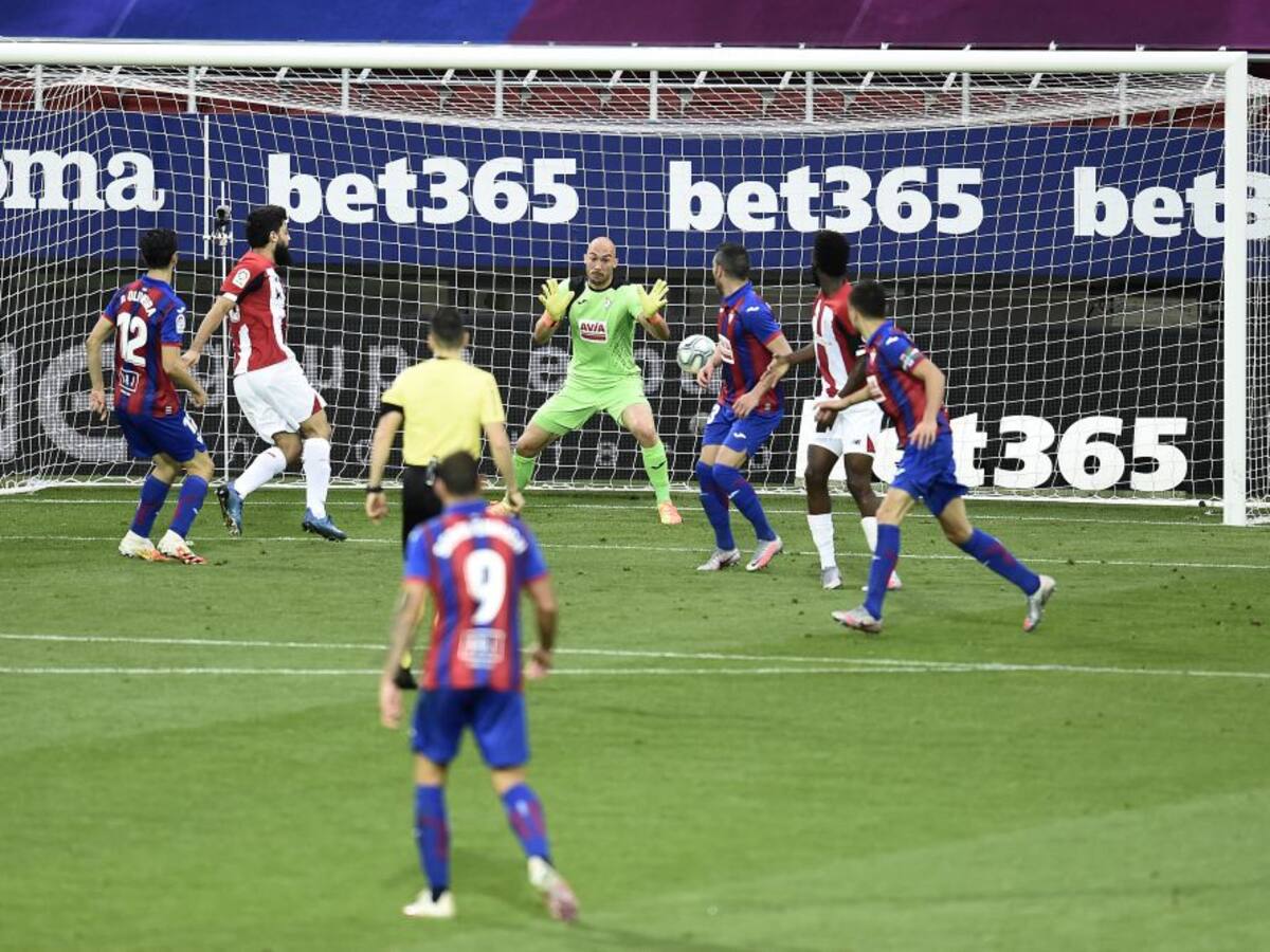 Eibar y Athletic no ceden en un partido con mucha polémica