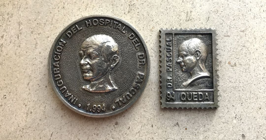 Medallón conmemorativo en recuerdo del Doctor Pascal y Pascual, con la leyenda, en el anverso, “cuidó, soñó y legó”