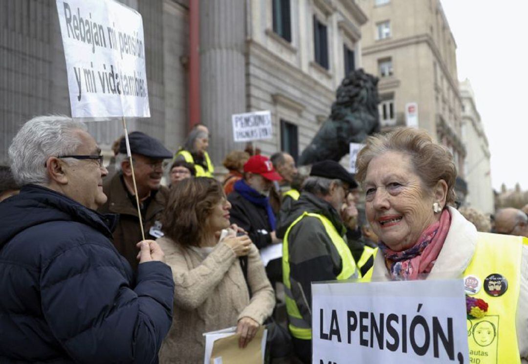 Varios jubilados en una protesta frente al Congreso de los Diputados