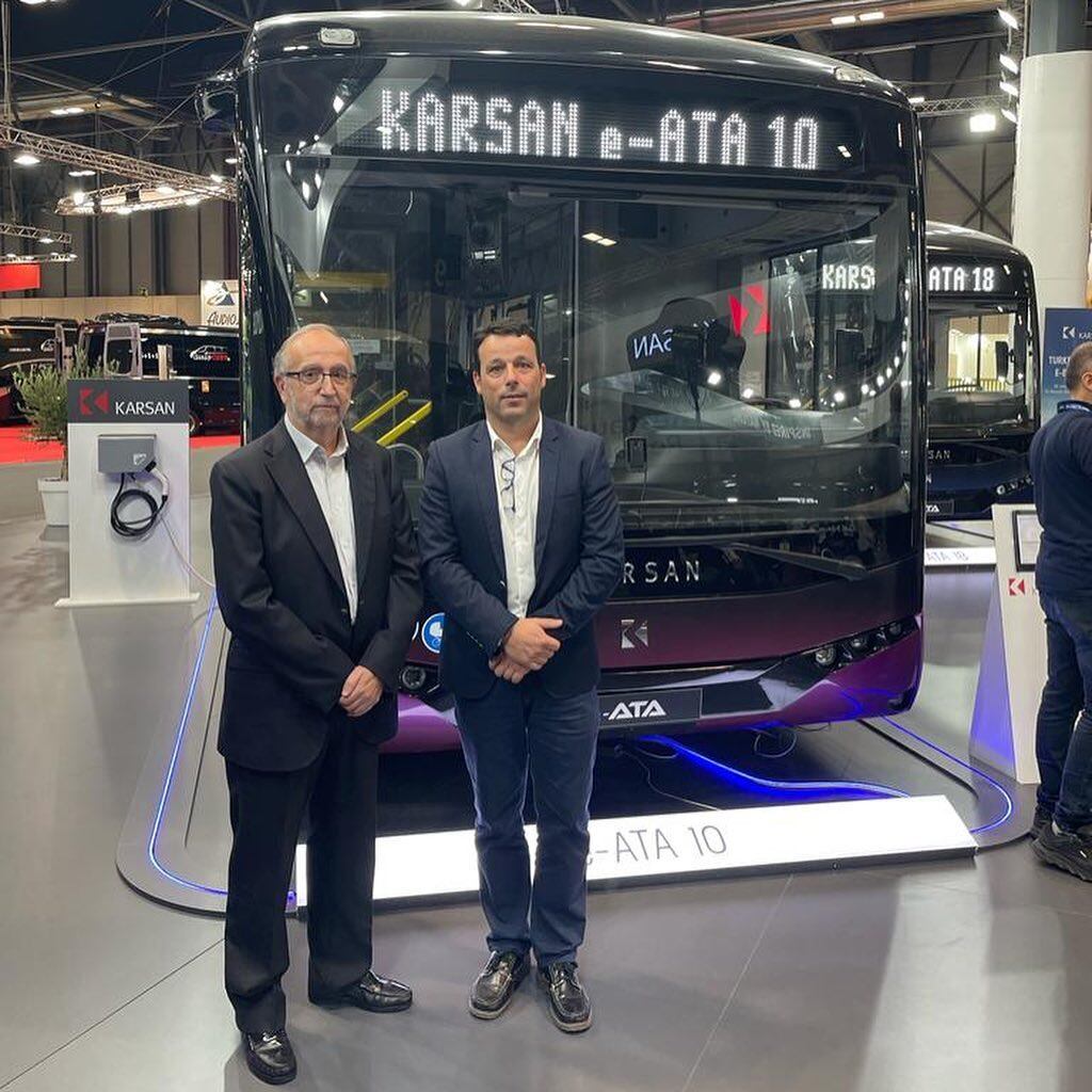 Visita del alcalde en octubre a una muestra de autobuses urbanos en Madrid.